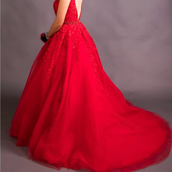 Size 4. Sherri Hill - Picture 2 of 3